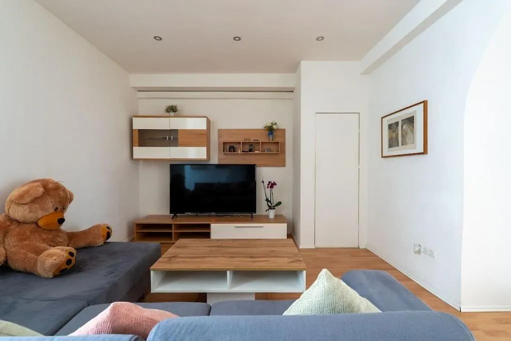 Spacious Stone Belvedere Apartment Vienna