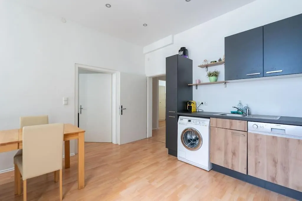 Spacious Stone Belvedere Apartment Wiedeń Austria